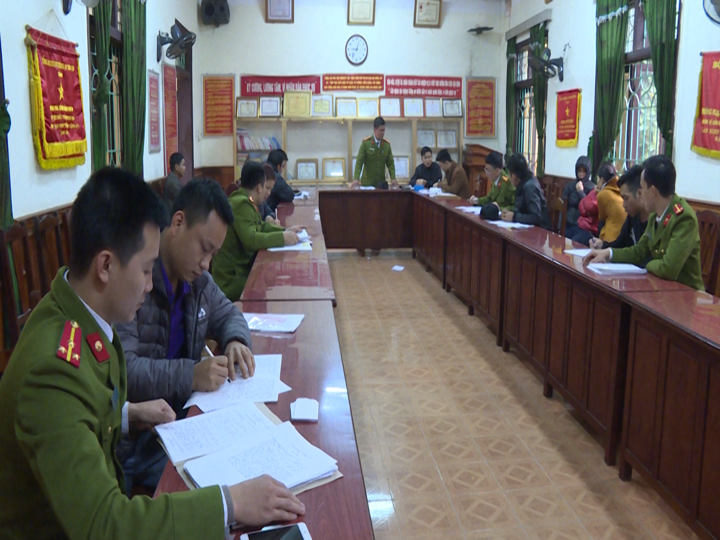 Các đối tượng trong ổ nhóm đánh bạc tại cơ quan điều tra